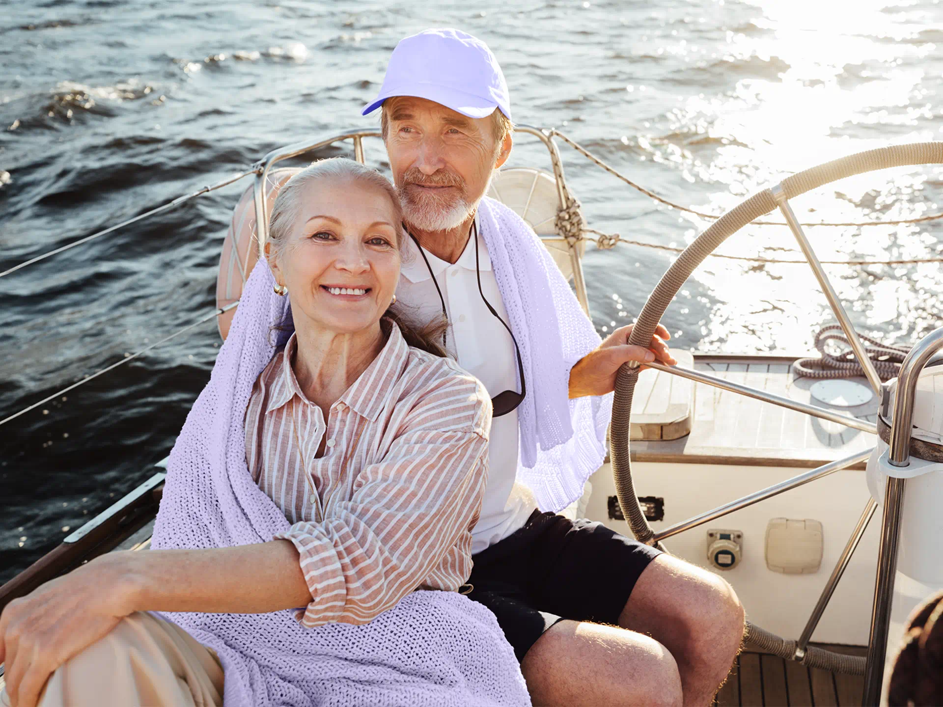 Casal a navegar num barco