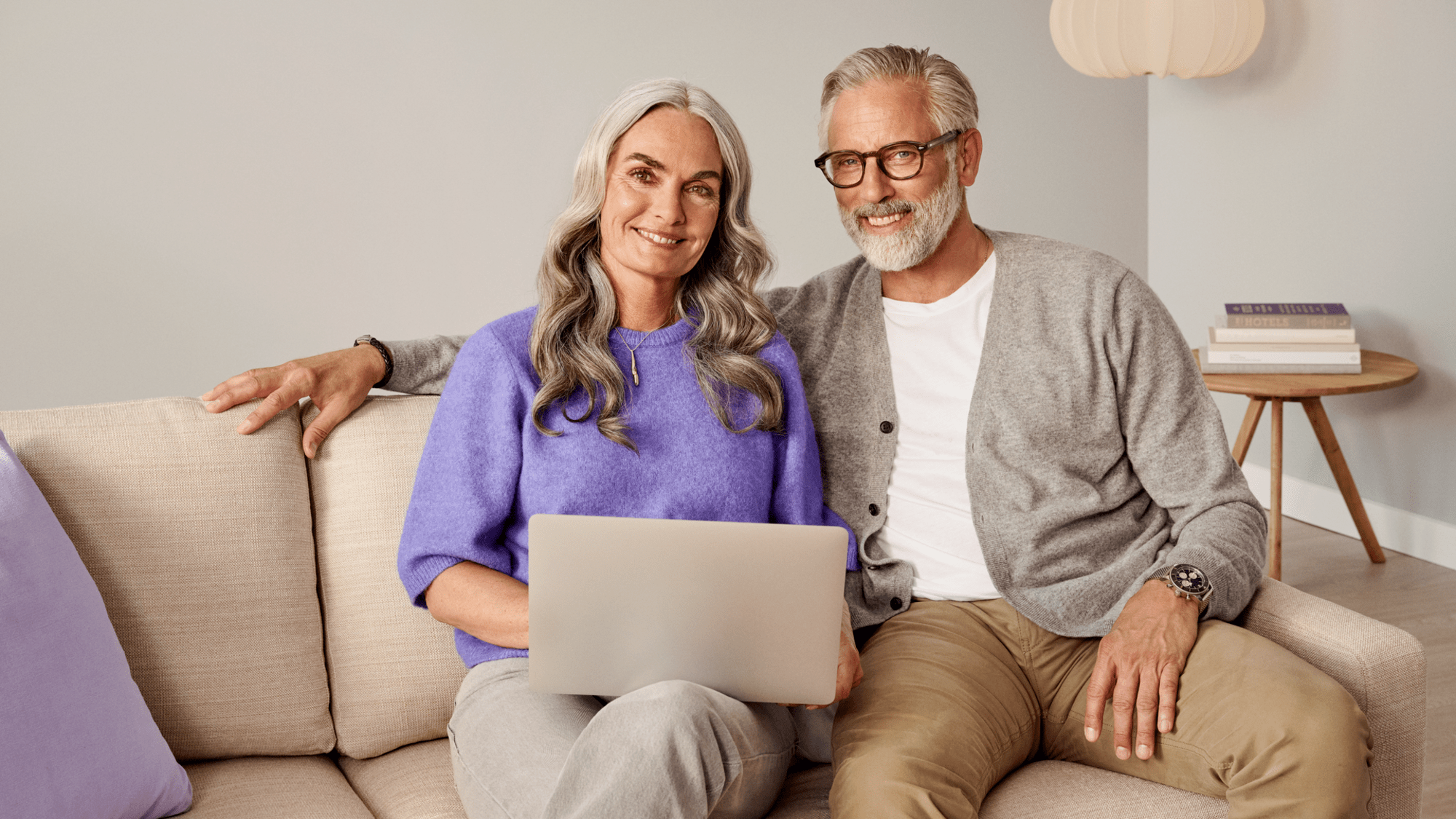 Casal sorridente com computador