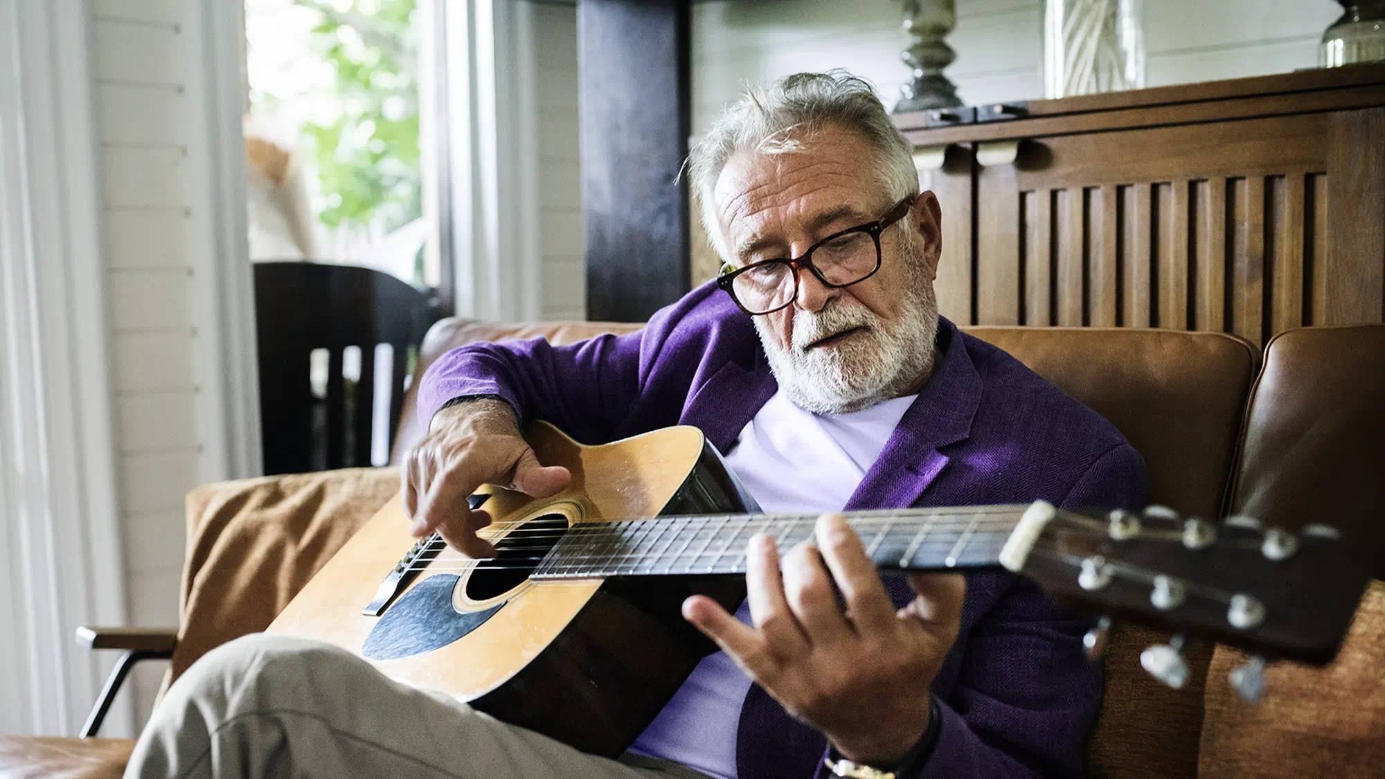 Homem a tocar guitarra