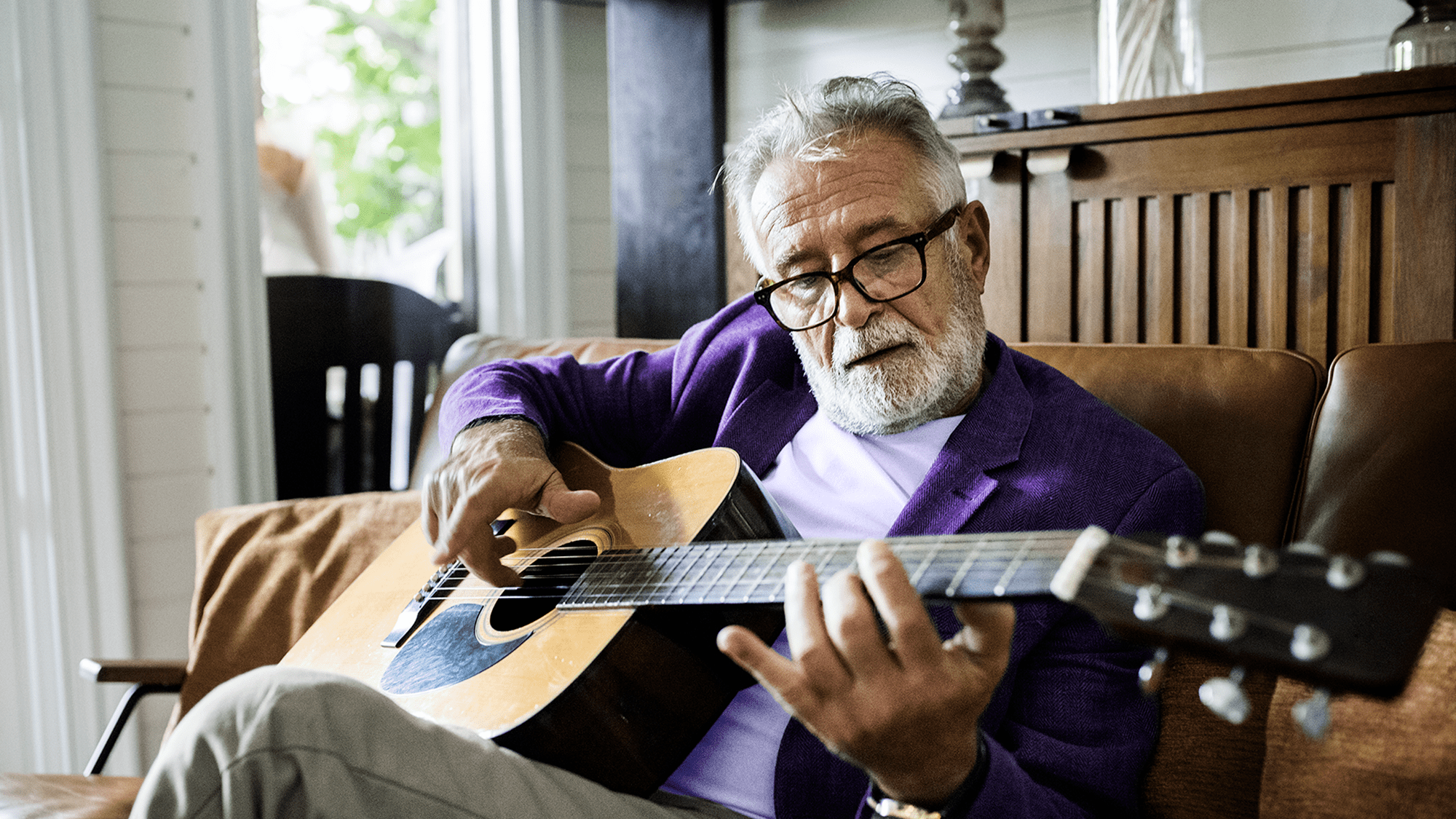 Homem a tocar guitarra