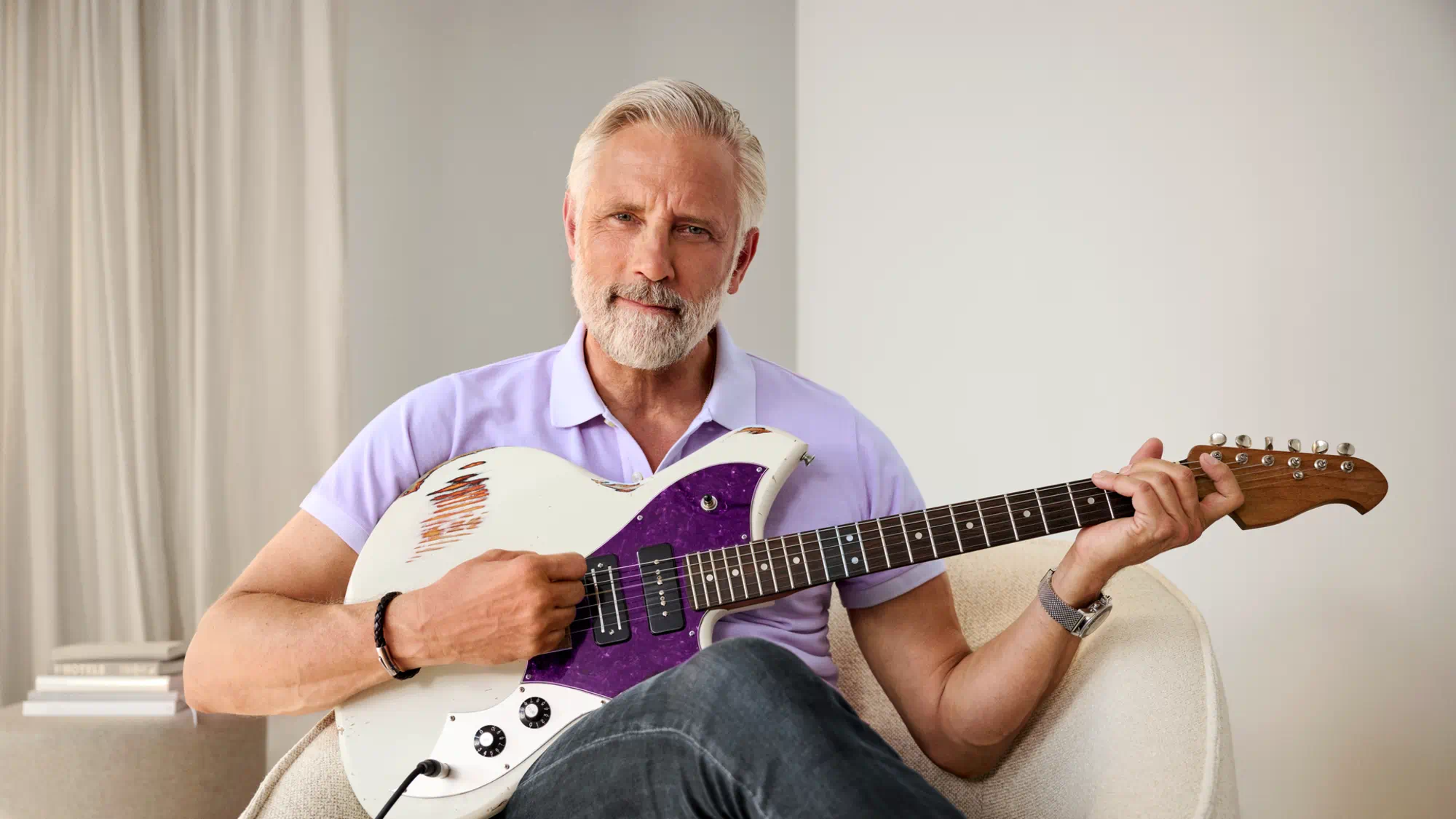 Homem a tocar Guitarra