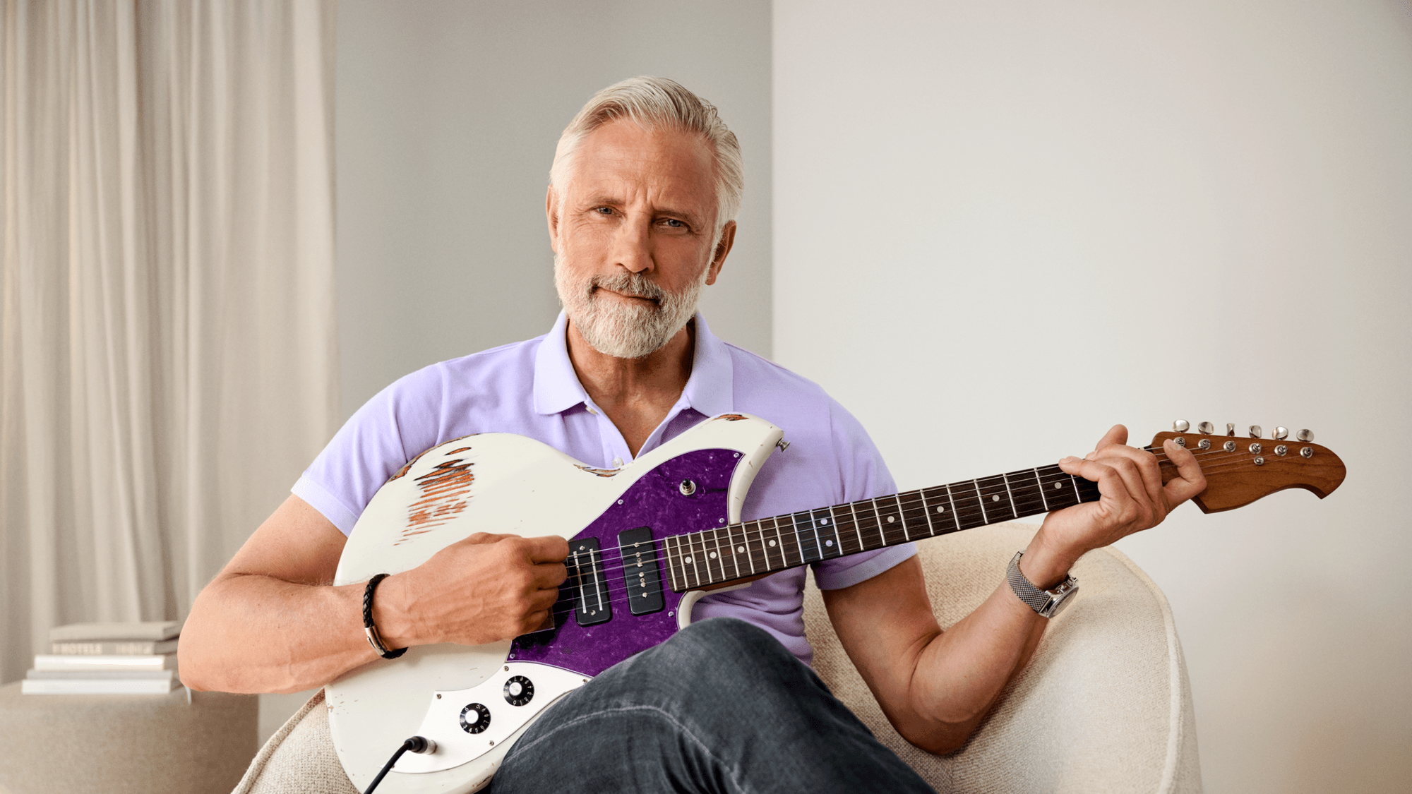 Homem a tocar Guitarra
