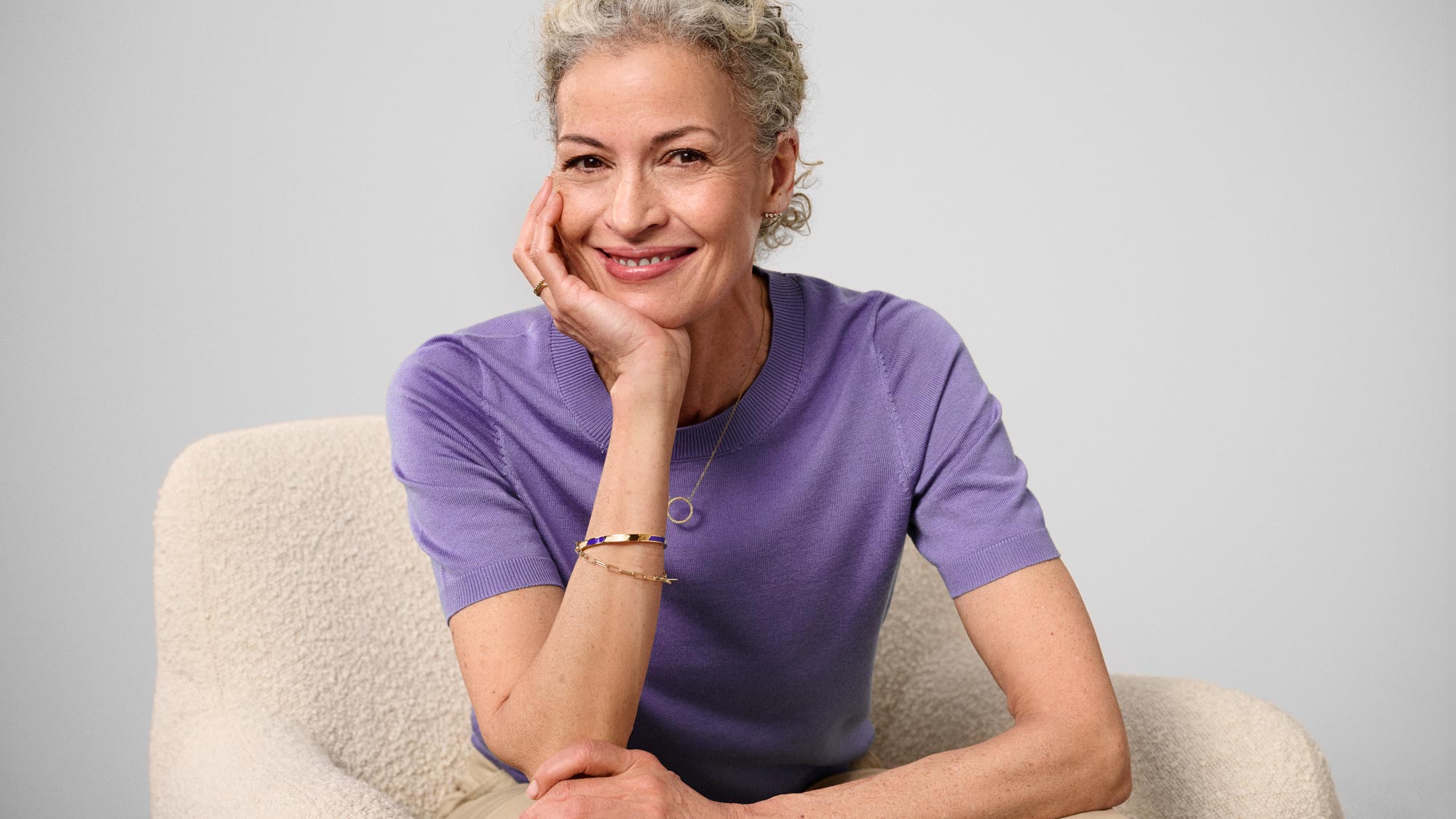 Mulher a olhar de frente com aparelhos auditivos