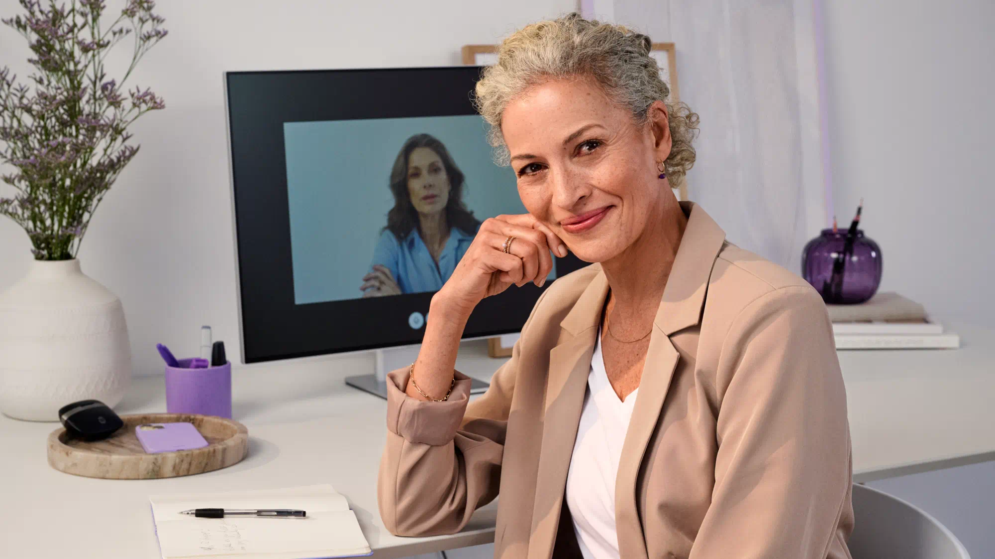 Mulher no escritório em videochamada