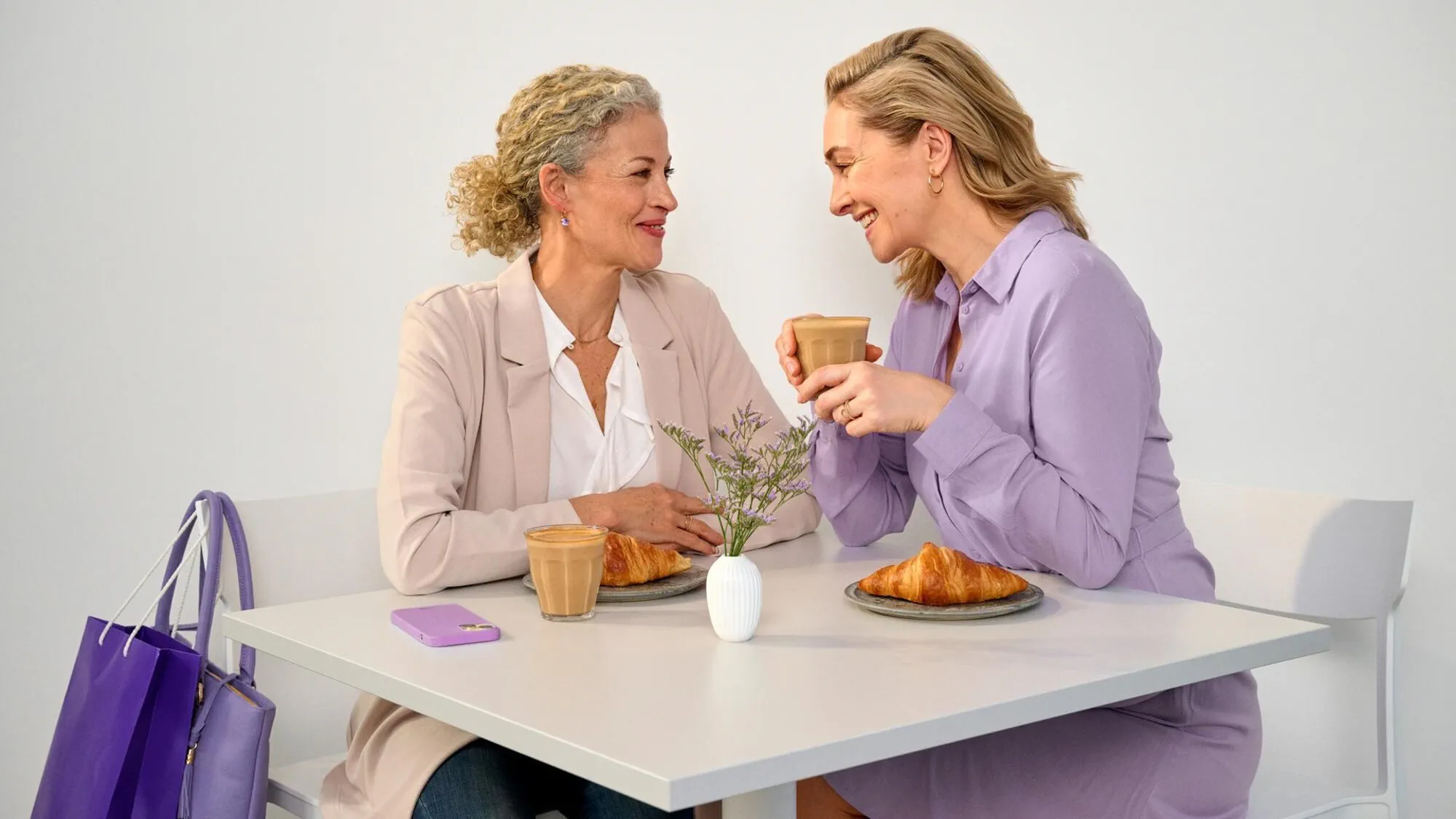 Mulheres a lanchar em café, mostram cumplicidade