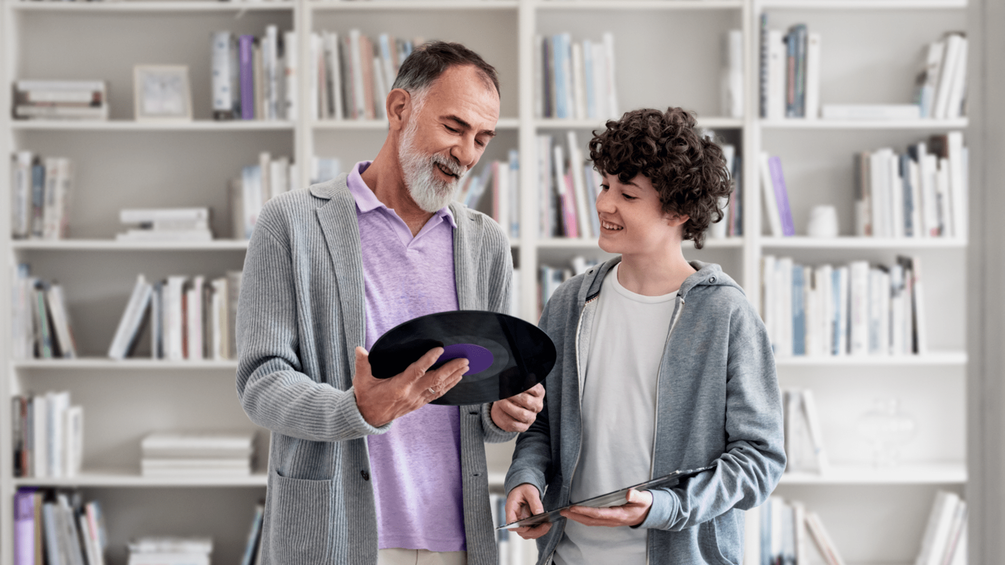 Avô a mostrar disco de vinil a neto