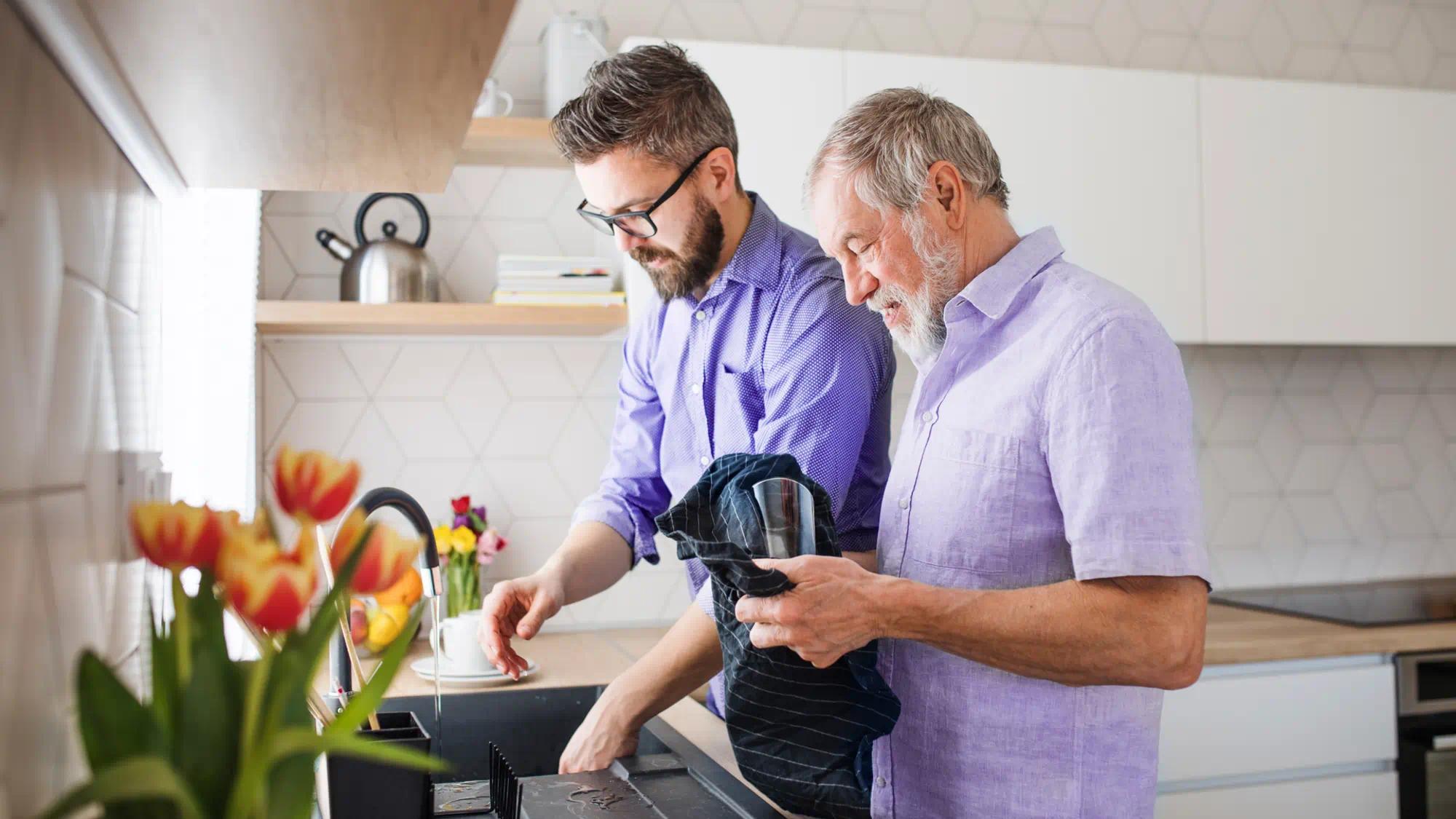 Pai e filho na cozinha a lavar a louça