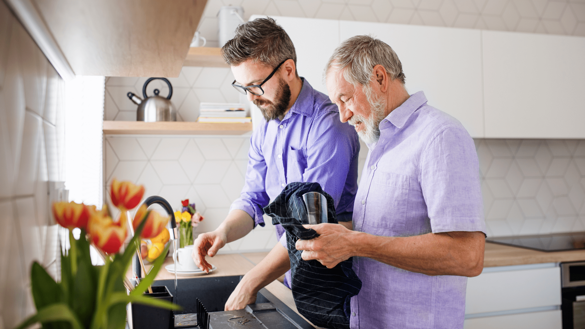 Pai e filho na cozinha a lavar a louça