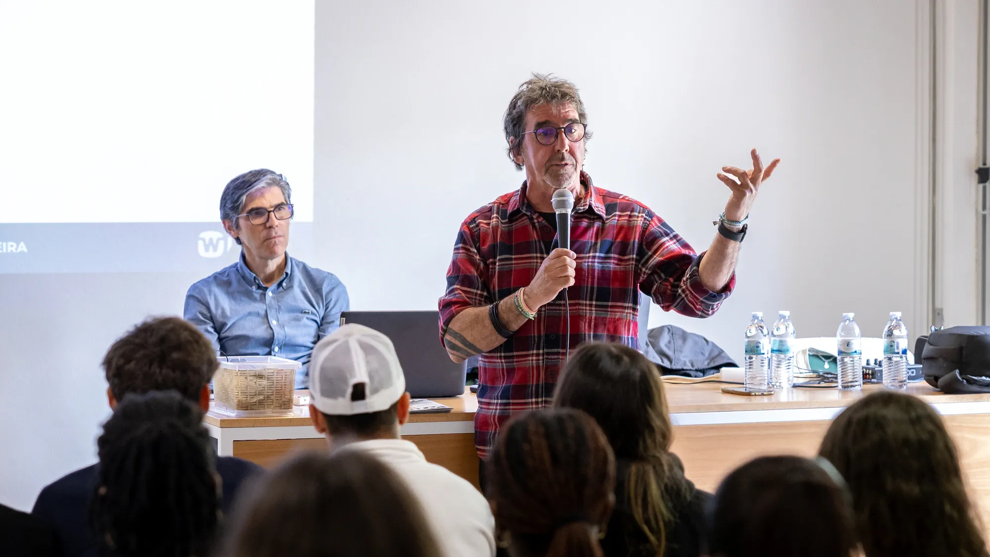 Kalú, baterista dos Xutos&Pontapés, numa palestra sobre prevenção auditiva