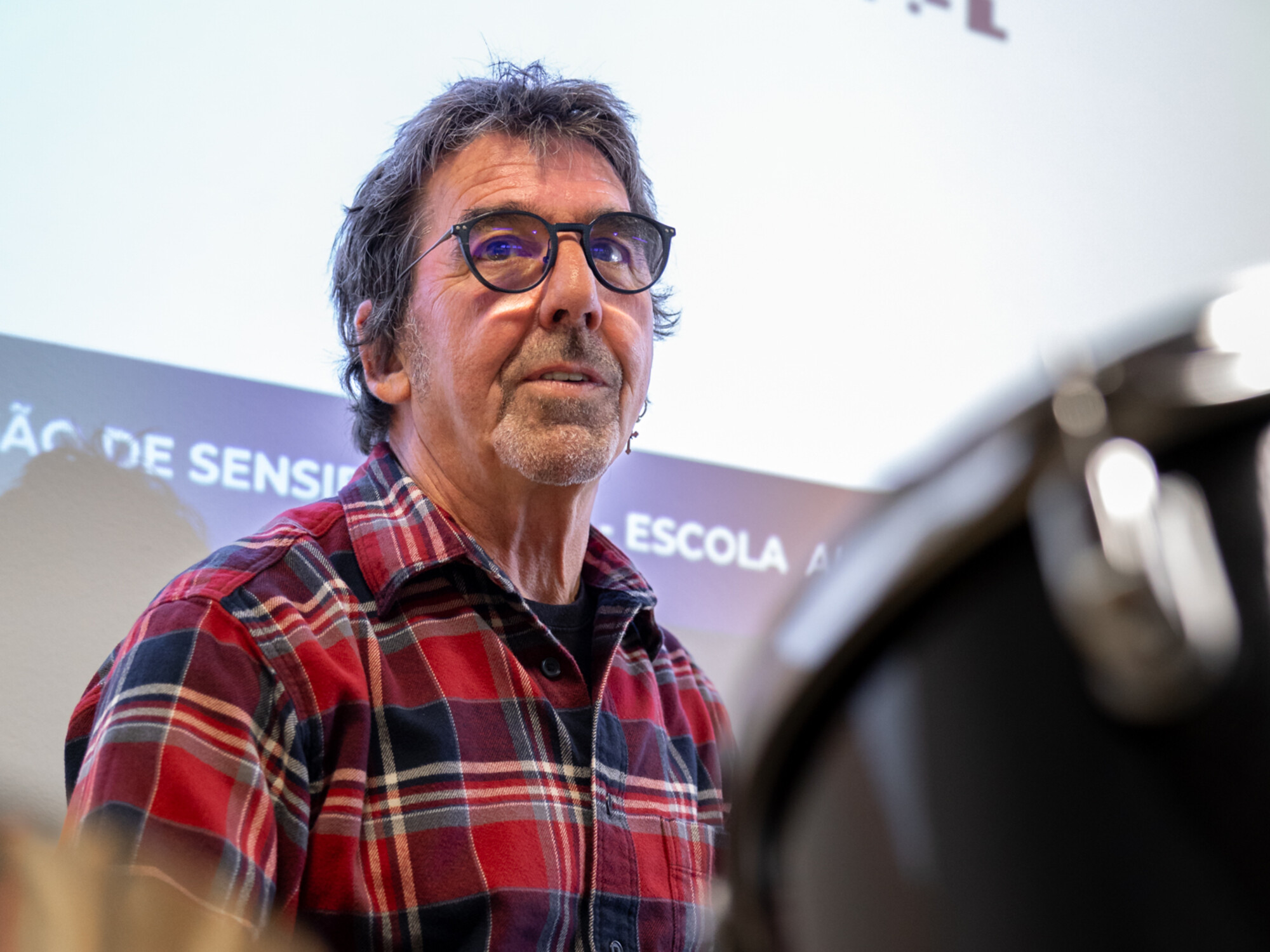 Kalú na palestra, a demonstrar o ruído da bateria