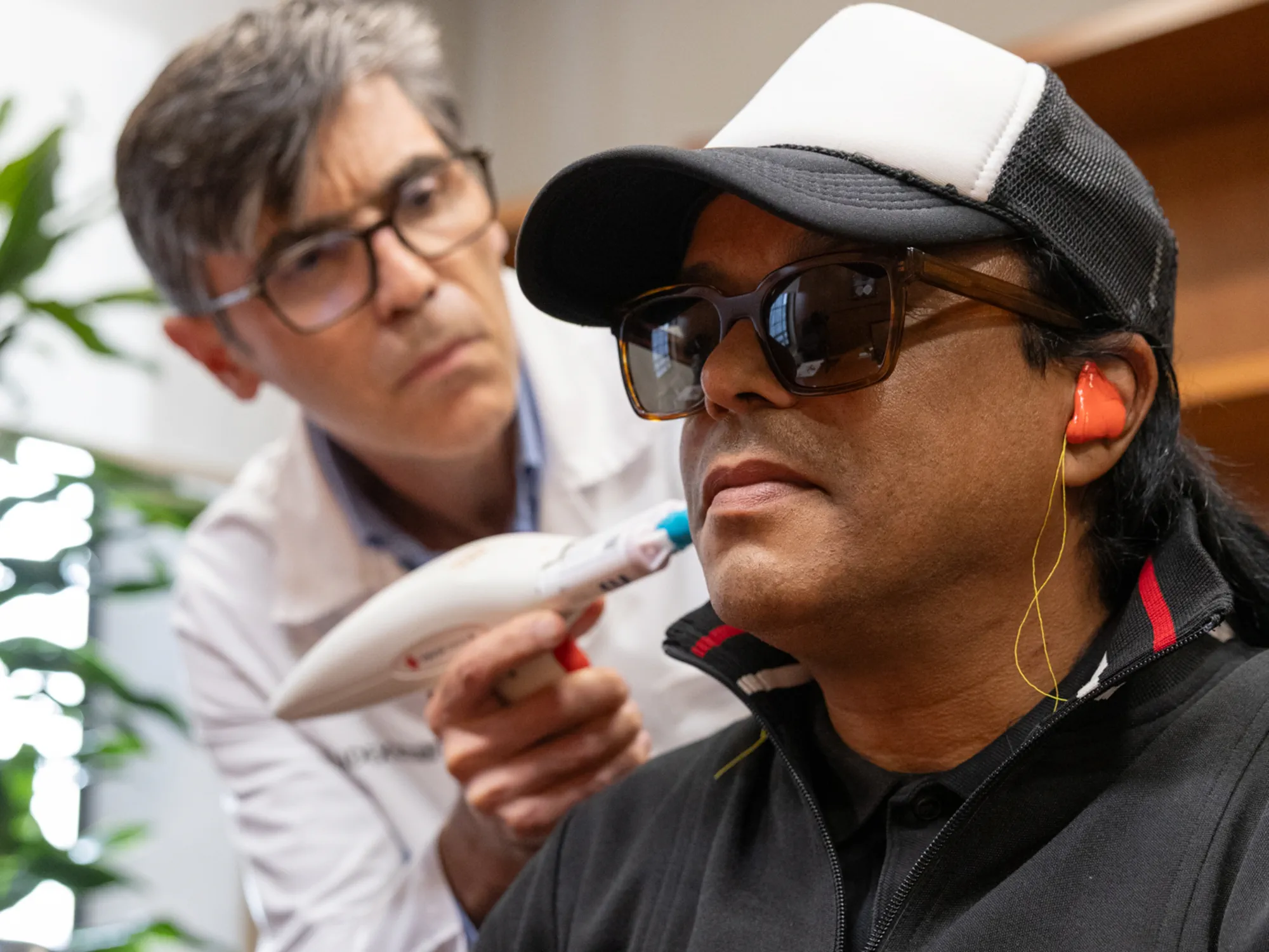 João Nobre, dos Da Weasel no processo d etirar impressões para moldes auriculares para In Ears