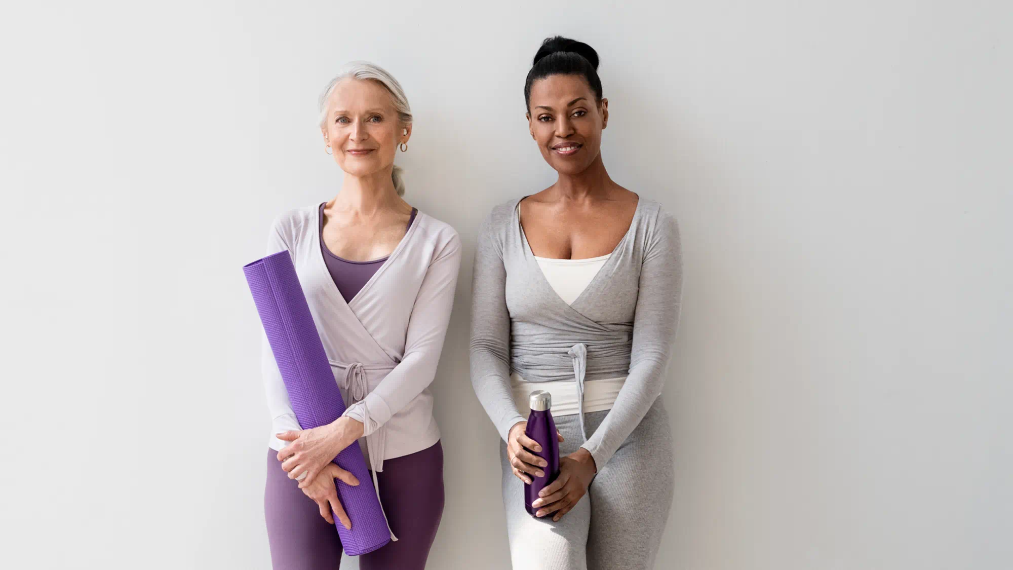 Amigas em aula de yoga