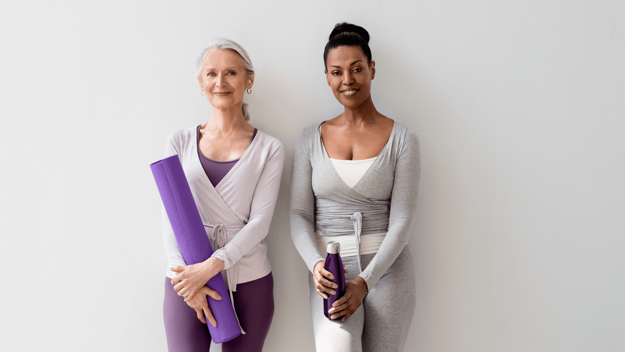 Amigas em aula de yoga