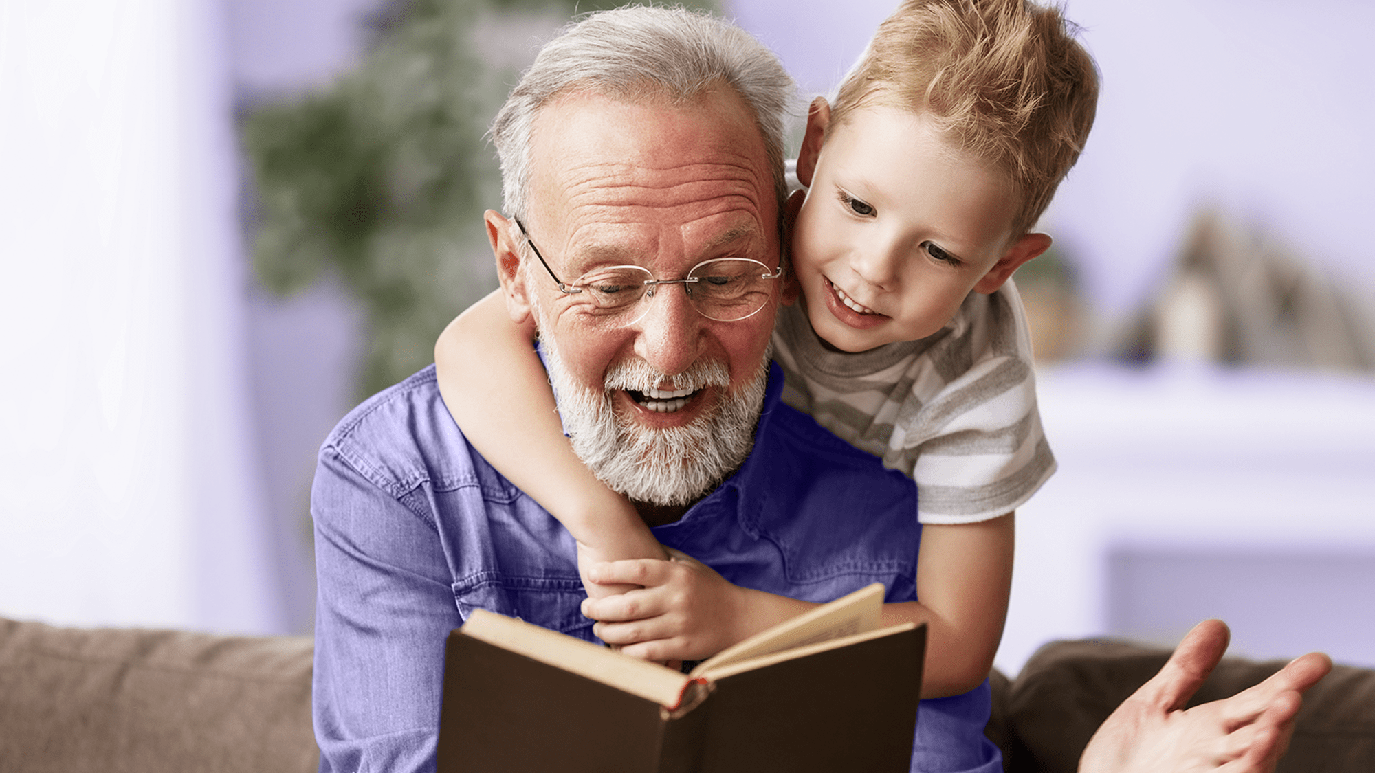 Avô a ler livro para o neto