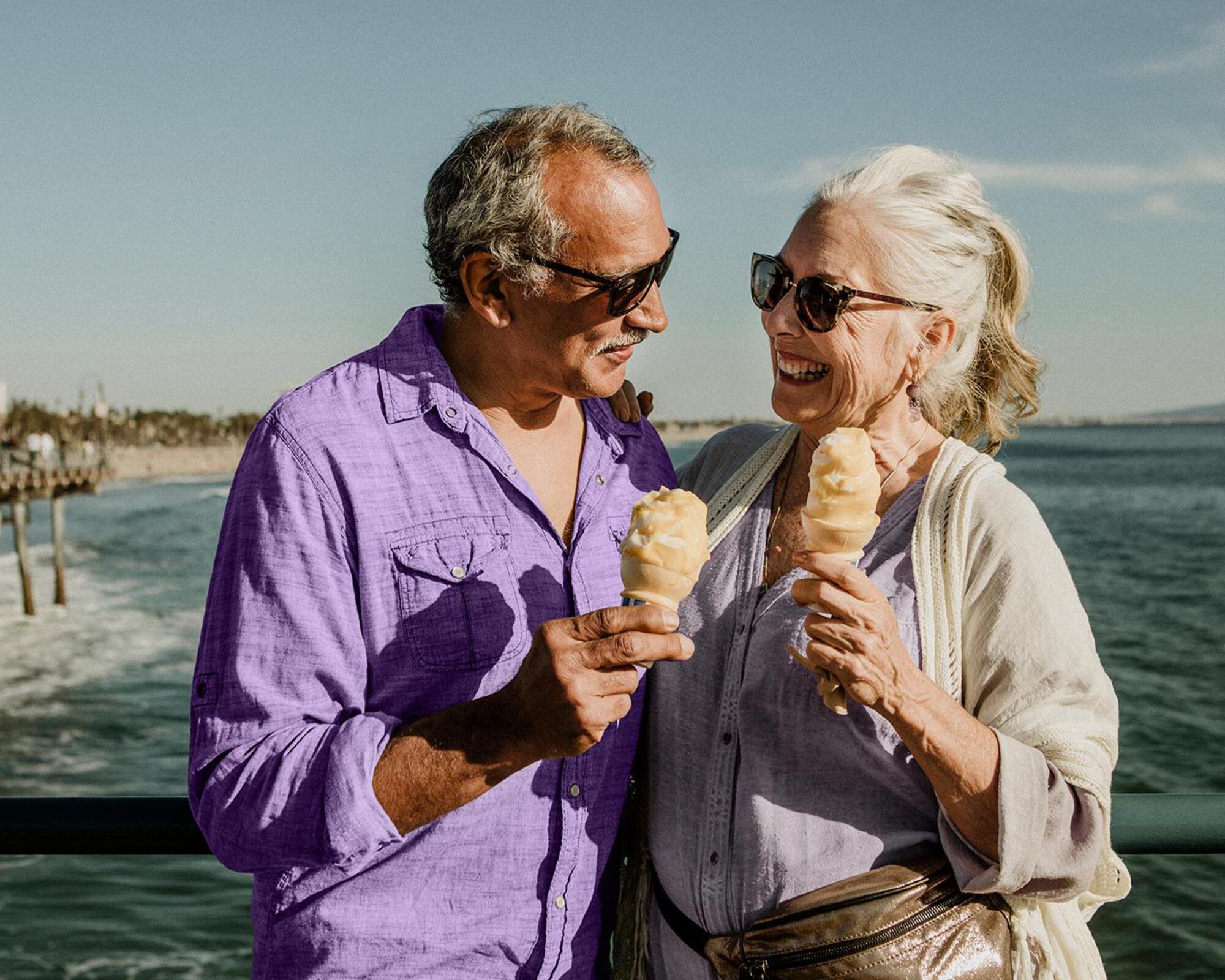 Casal a comer gelado