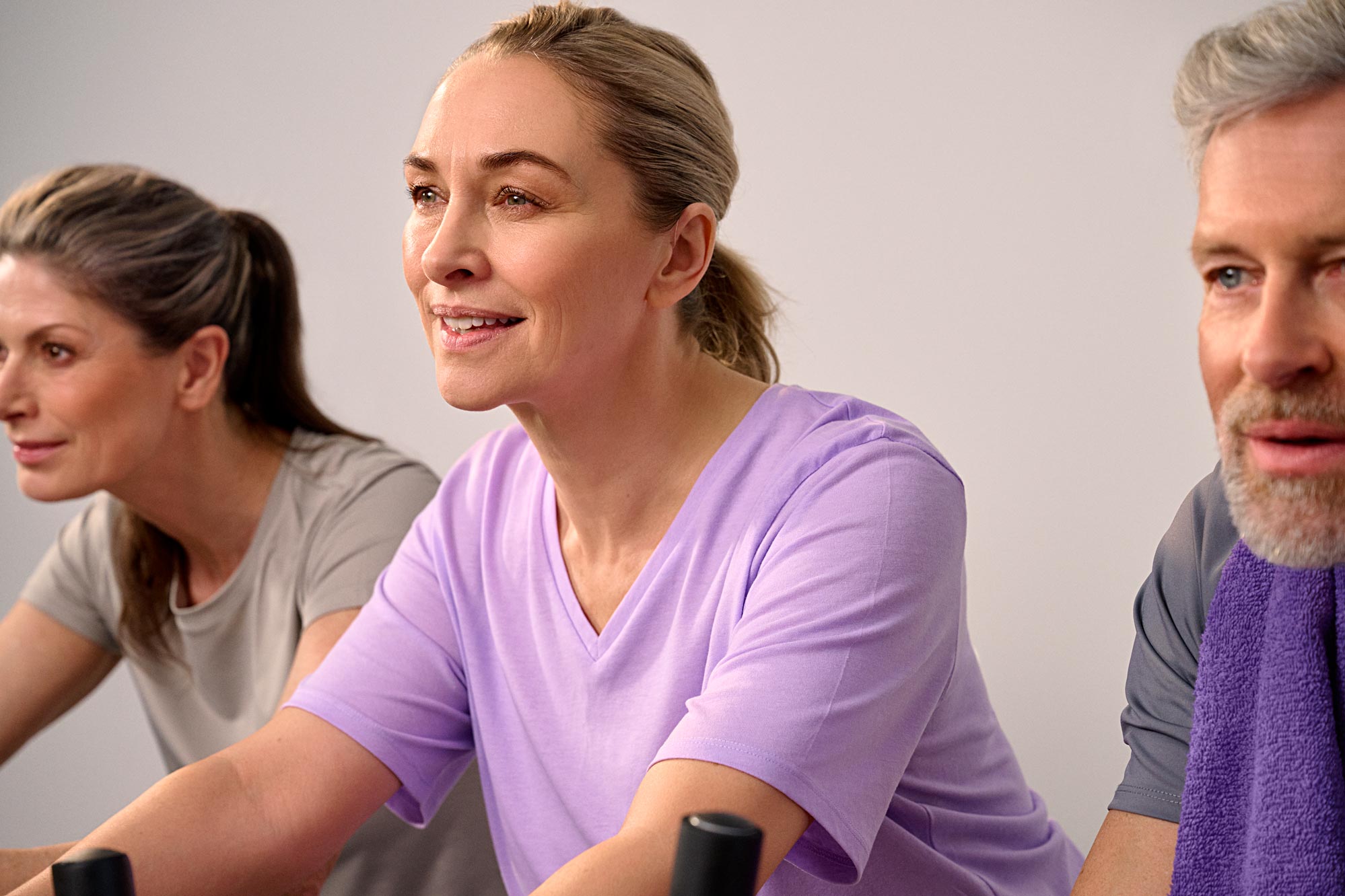 Mulher a praticar exercício numa aula de grupo