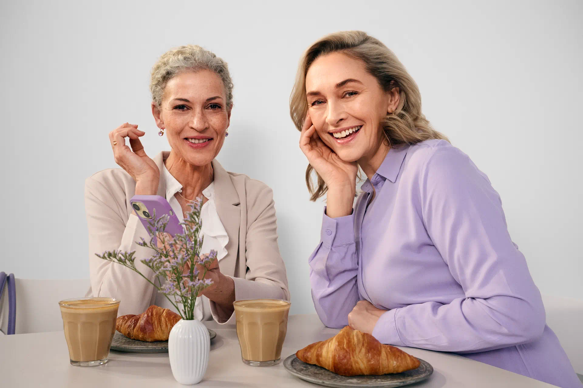 Mulheres a lanchar, num café